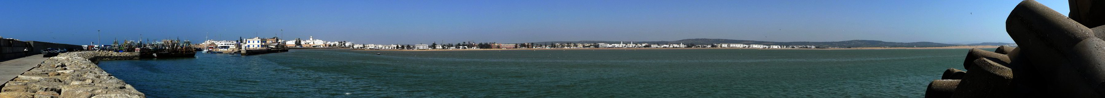 Blick vom Hafen über die Stadt bis zu den Dünen