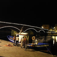Beleuchtete Brücke in Bosa mit Fischerboot Beleuchtete Brücke in Bosa mit Fischerboot