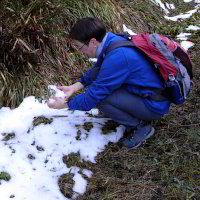 Elke macht einen Schneeball