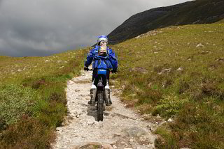 Motocrossfahrer auf dem West-Highland-Way Motocrossfahrer auf dem West-Highland-Way