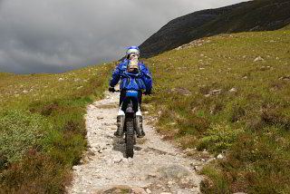 Motocrossfahrer auf dem West-Highland-Way