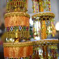 Überall steht bunter Schmuck herum