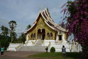 Elke vor einem Tempel im Königspalast