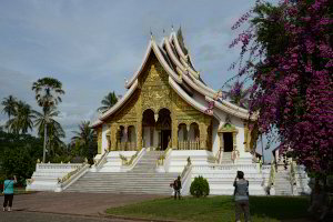 Elke vor einem Tempel im Königspalast