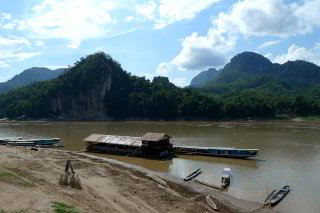 Restaurantschiff und gegenüber die Pak Ou Höhle