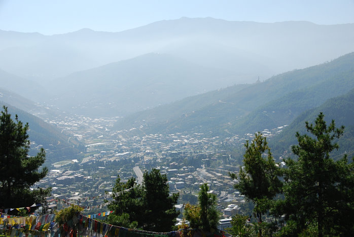 Blick auf Thimphu am Anfang der Wanderung