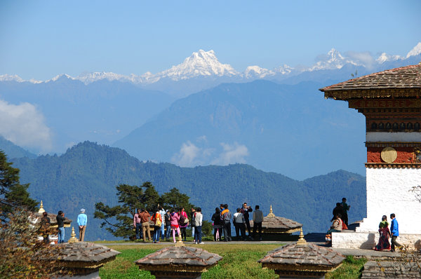 Blick über die Stupas auf den Himalaya