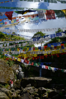 Bild: An einer heiligen Stelle mit kleinem Wasserfall