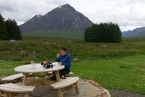 Bild: Tagebuch schreiben bei einem Tee in grandioser Landschaft Bild: Tagebuch schreiben bei einem Tee in grandioser Landschaft