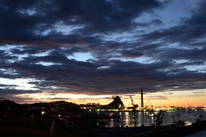 Bild: Regenwolken über dem Hafen von New Plymouth