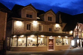Bild: Das illuminierte Restaurant beim Verdauungsspaziergang Bild: Das illuminierte Restaurant beim Verdauungsspaziergang