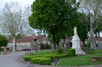 Bild: Am großen Platz in Loubressac Bild: Am großen Platz in Loubressac