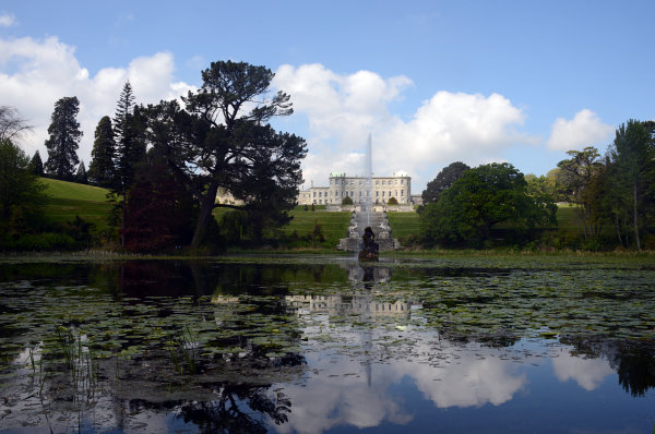 Das Powerscourt House von der Gartenseite