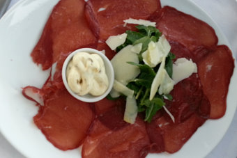 Bild: Carpacchio vom Spingbock an Ruccola und Parmesan Bild: Carpacchio vom Spingbock an Ruccola und Parmesan