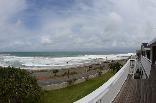 Blick über die Terrasse aufs Meer