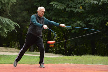 Bild: Mann mit brummenden Kreisel Bild: Mann mit brummenden Kreisel