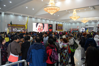 Bild: Akustisch sind alle 1,5 Mrd. Chinesen hier Bild: Akustisch sind alle 1,5 Mrd. Chinesen hier