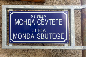 Bild: Manche Straßennamen sind erst auf russisch und dann erst in der Landessprache! Bild: Manche Straßennamen sind erst auf russisch und dann erst in der Landessprache!