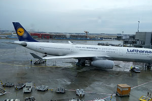 Bild: Unser Flieger im Regen Bild: Unser Flieger im Regen