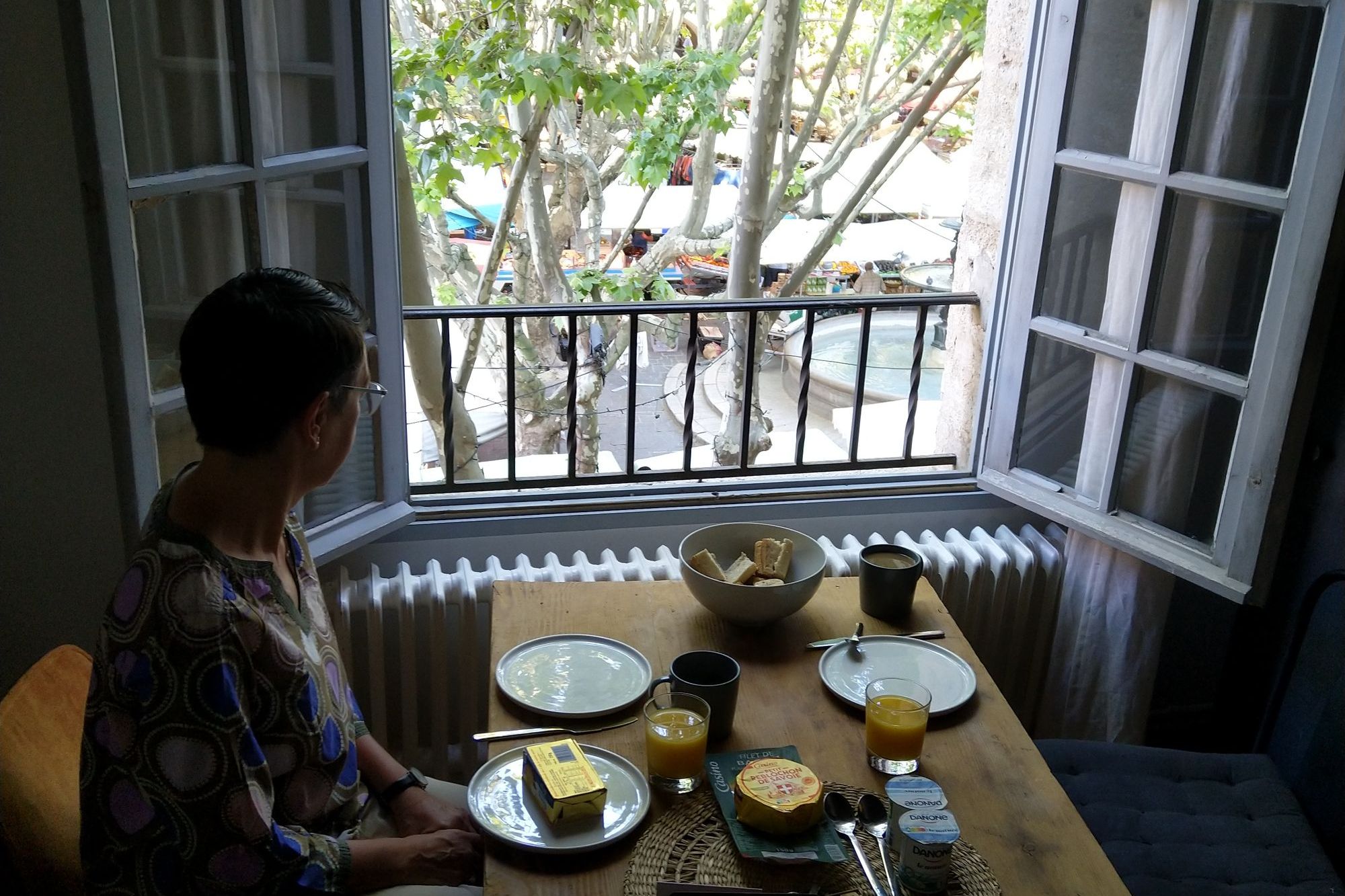 Frühstück am Fenster mit Blick auf den Markt Frühstück am Fenster mit Blick auf den Markt