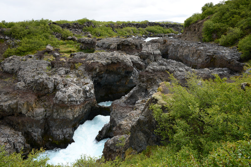 Das Wasser muss durch eine sehr enge Schlucht