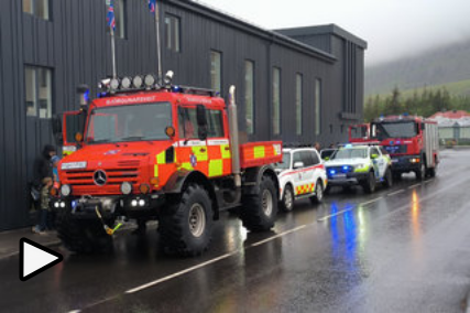 Kinder dürfen im Feuerwehr-, Kranken- und Polizeiauto mit Blaulicht und Sirene mitfahren
