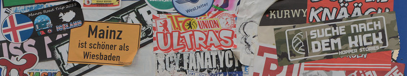 Aufkleber an einem Verkehsschild am Seljalandsfoss