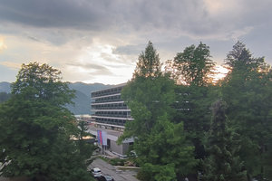 Links vom Hotel davor sieht man den See - etwas