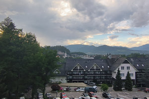 Rechts vom Hotel davor sieht man immerhin Landschaft
