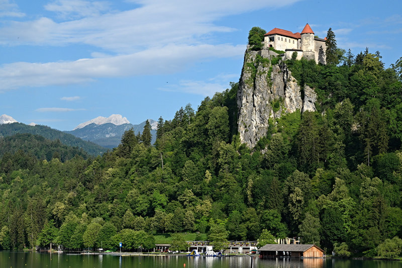 Die Bleder Burg hoch über dem See