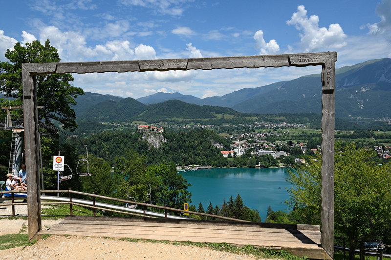 Von hier aus geht es mit der Sommerrodelbahn runter