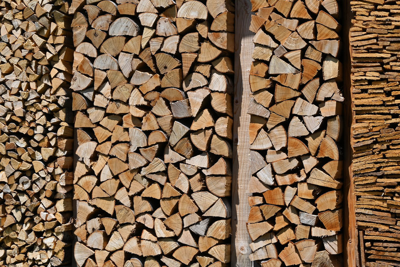 Sauber sortierter Holzstapel
