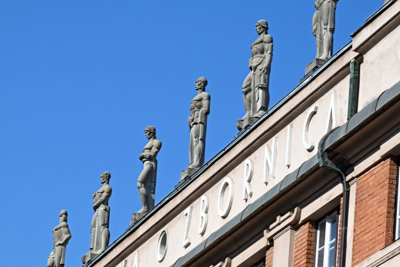 Statuen auf einem Dach